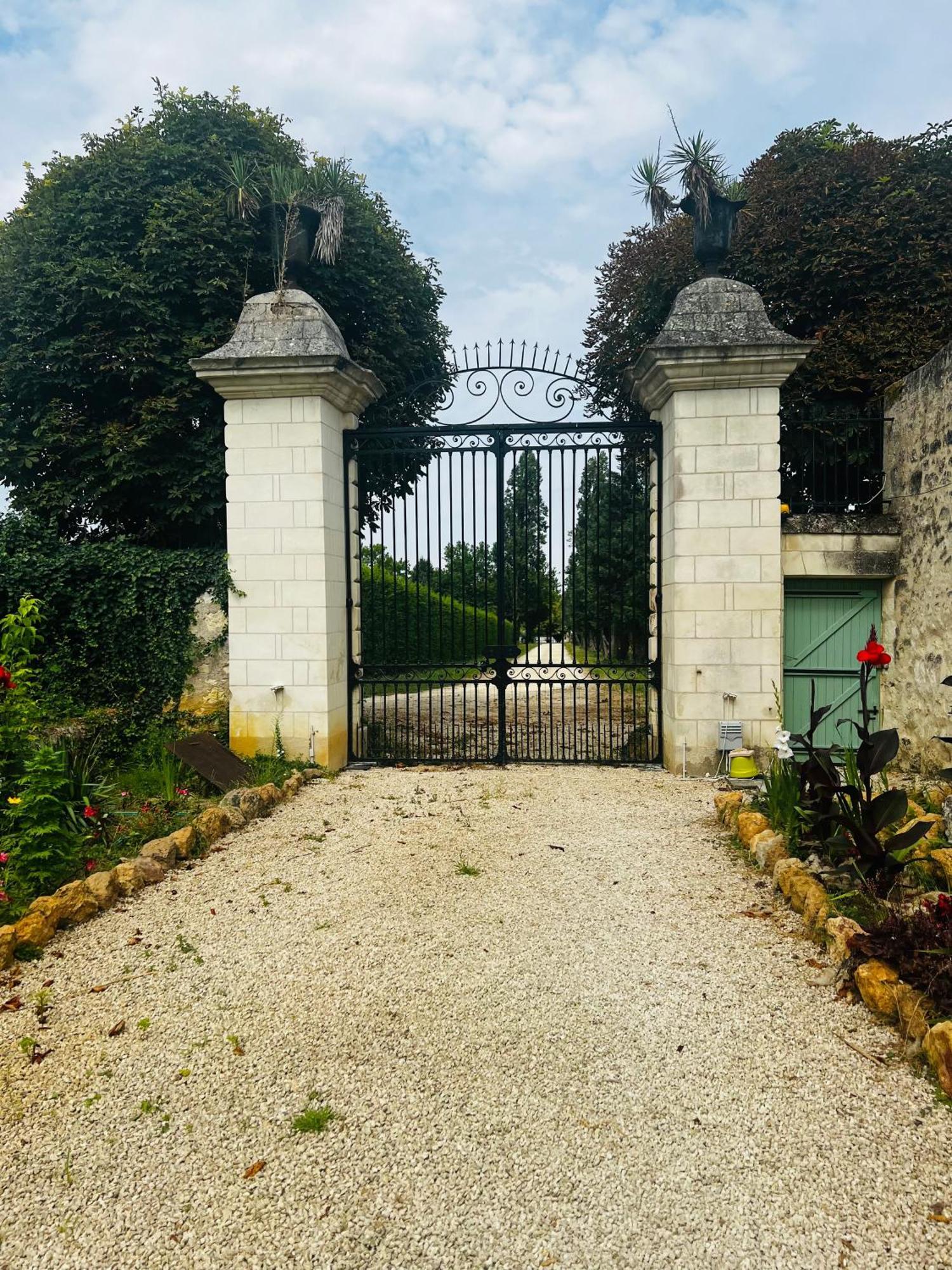 Chateau De La Thibaudiere Bois Savary - Chambre Familiale Du Roi Allonnes  Exterior photo